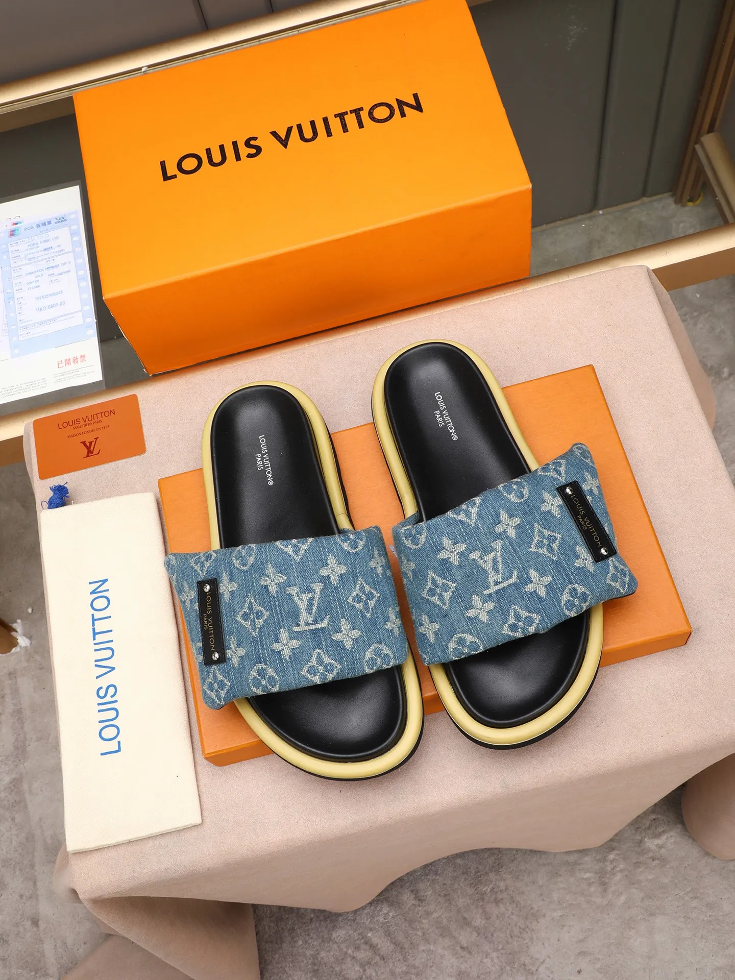 PP360 [LOUIS VUITTON] Louis Vuitton, LV printing, men's and women's slippers are on the market. The drawer box packaging comes with a cloth bag and a card. The upper pattern looks very soft and waxy, and it is a super versatile leg slimming tool. Fabric: imported denim/canvas/old fabric, LV hardware LOGO, official website pattern printing, comfortable to wear, feet: high-elastic PU water table. Sole: foam sole, heel height: about 5cm. Code number: 35-46, 35, 45, 46 are custom-made and non-returnable. Color: multiple colors and styles available.